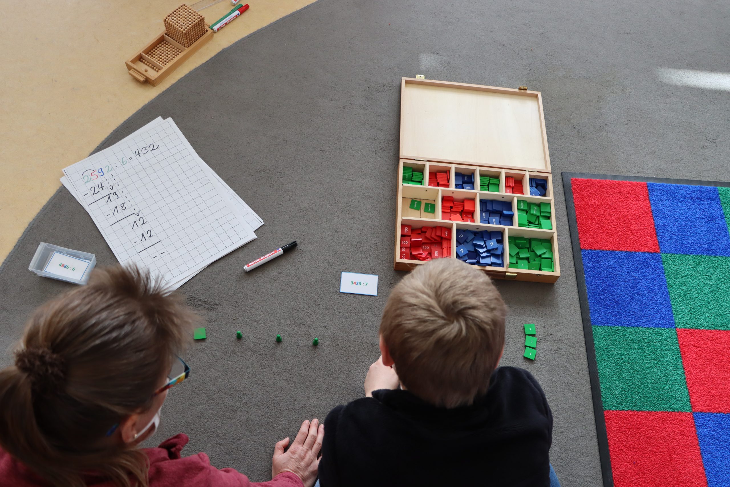 Division mit dem Markenspiel - Montessori kennenlernen - Lernwerkstatt